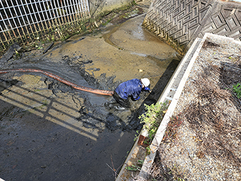 遊水池での浚渫作業